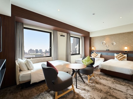 Deluxe Triple Room | 1 bedroom, in-room safe, desk, free WiFi