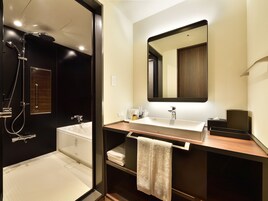 Deluxe Twin Room | Bathroom | Free toiletries, hair dryer, slippers, electronic bidet