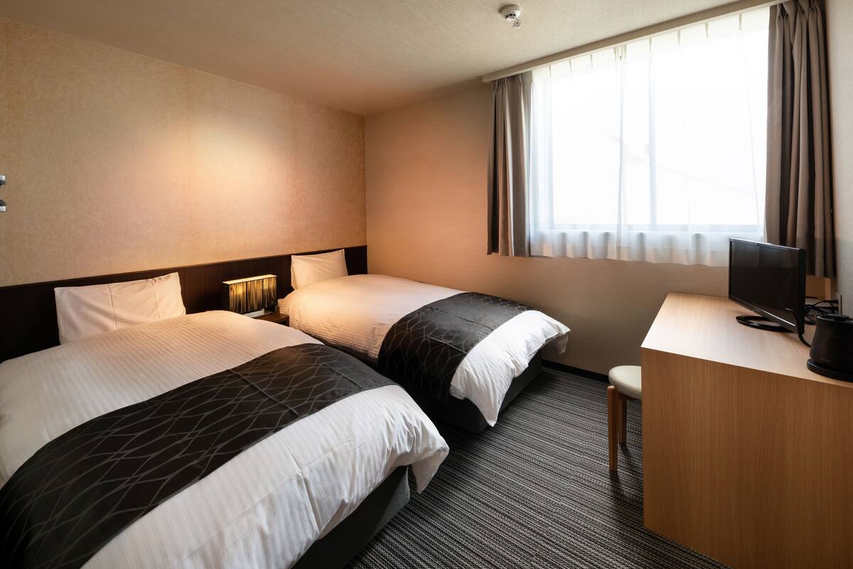 Down comforters, pillowtop beds, blackout drapes, WiFi (free)