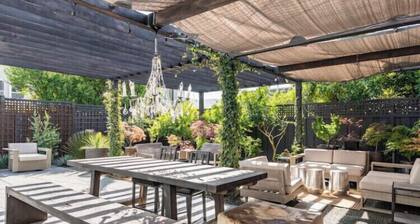 Unique & Chic Apartment with Spectacular Outside Living Room