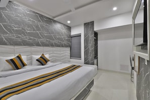 In-room safe, individually decorated, individually furnished, free WiFi - Hotel Le Grand (Surat)