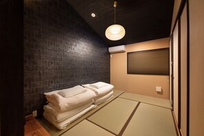 獨棟房屋 (Private Vacation Home, South side) | 羽絨被、遮光布/窗簾、免費無線上網、床單