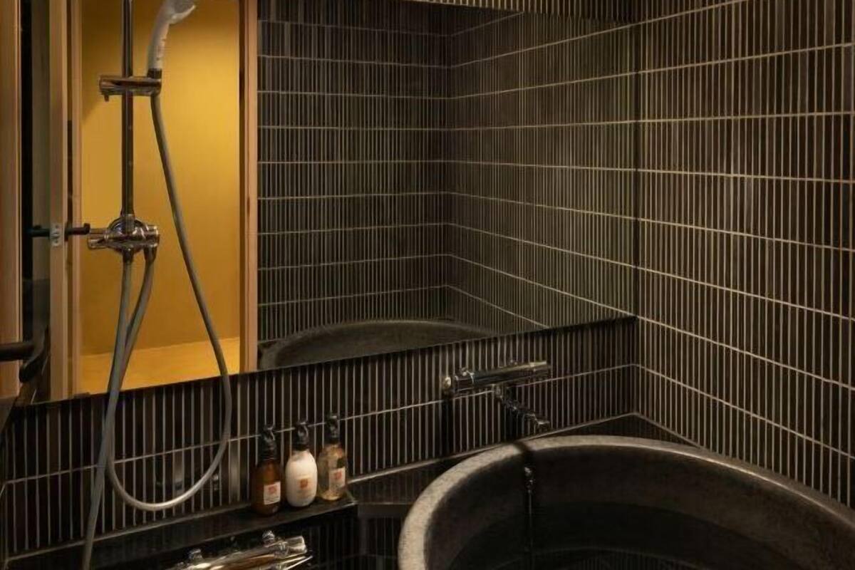 Badkamer | Een bad/douchecombinatie, een diep bad, gratis toiletartikelen