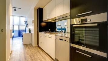 Full-sized fridge, microwave, oven, stovetop