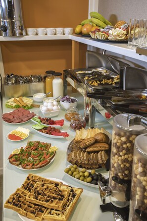 Petit déjeuner continental (25 GEL par personne)