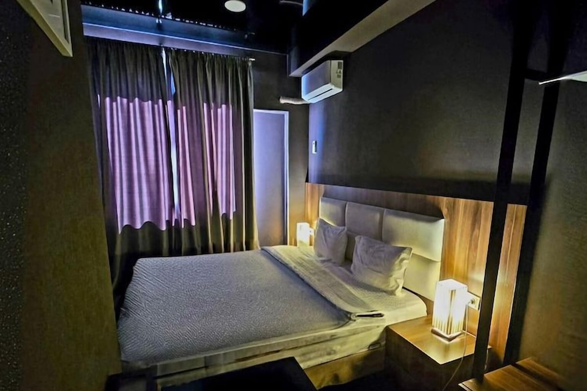 Premium bedding, in-room safe, desk, laptop workspace