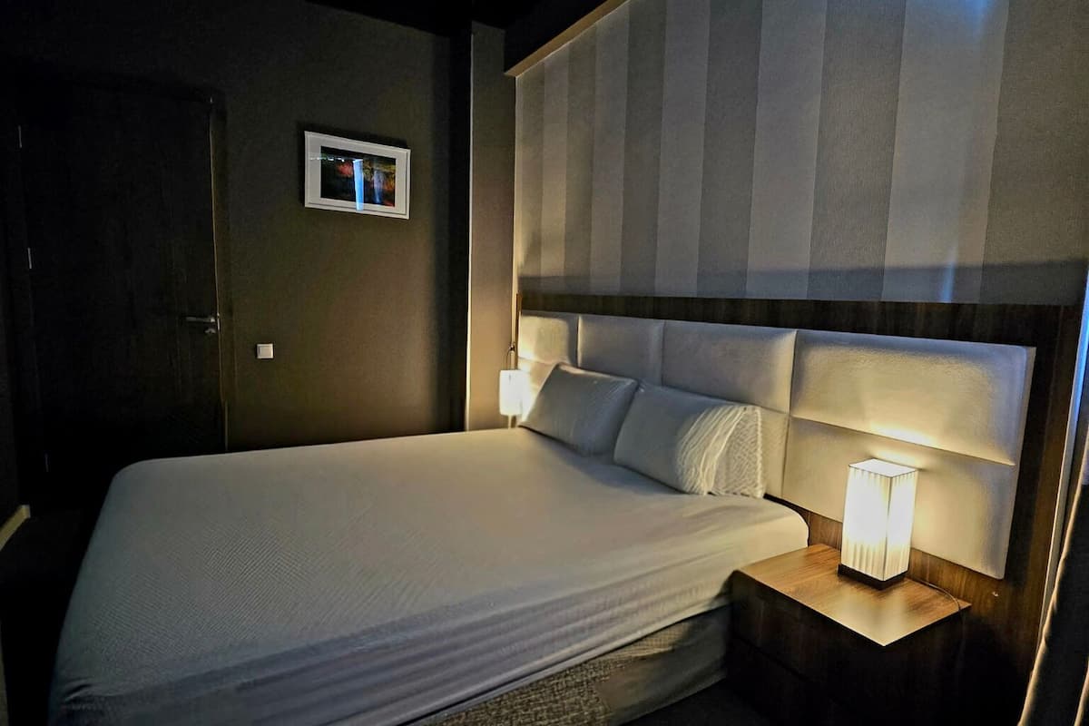 Deluxe Suite | Premium bedding, in-room safe, desk, laptop workspace