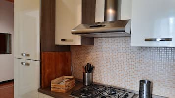 KĂŒhlschrank, Ofen, Wasserkocher mit Kaffee-/Teezubehör