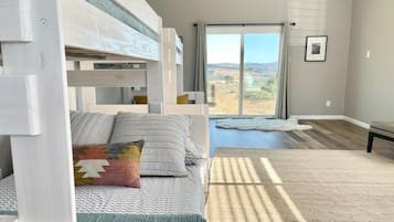 4 quartos, ferros/tábuas de passar roupa, berço de viagem