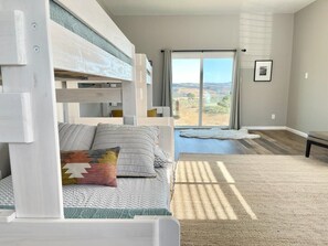 4 slaapkamers, een strijkplank/strijkijzer, reisbedje, gratis wifi