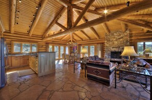 Smart TV, chimenea, tenis de mesa y estéreo 