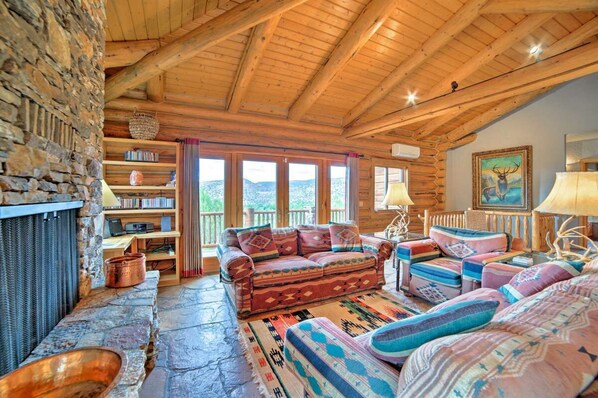 Smart TV, fireplace, ping pong, stereo