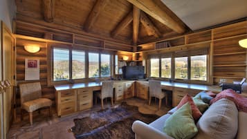 Smart TV, fireplace, ping pong, stereo