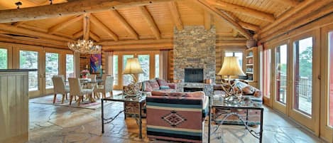 Smart TV, fireplace, ping pong, stereo