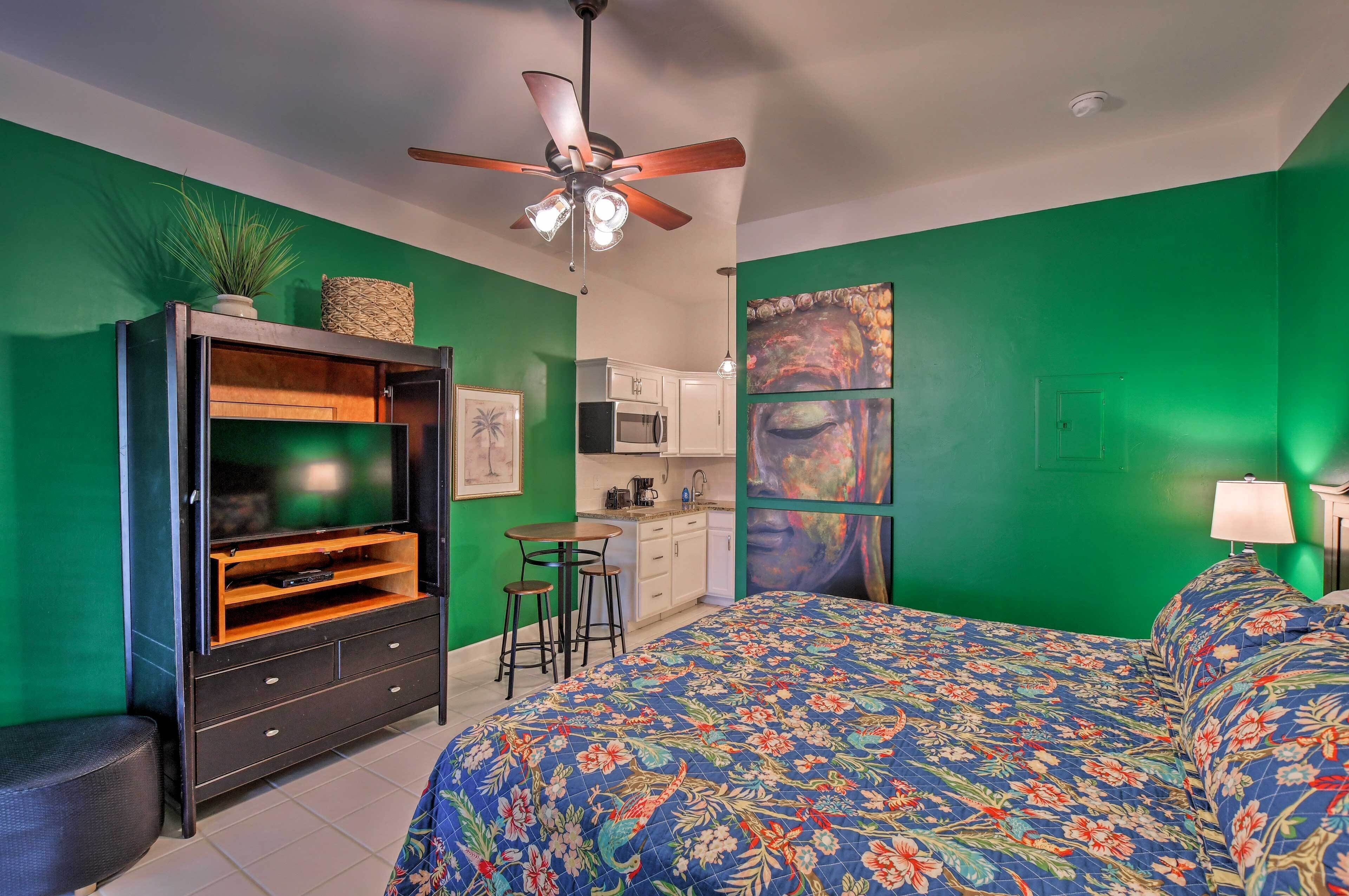 Vibrant Naples Studio w/ Pool Access & Porch!