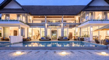 Fachada de la propiedad por la tarde o noche