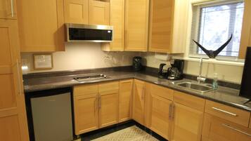 Réfrigérateur, micro-ondes, cafetière/bouilloire, bouilloire électrique