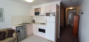 House | Private kitchen | Full-size fridge, microwave, oven, dishwasher - Horizons 208 (Jindabyne)