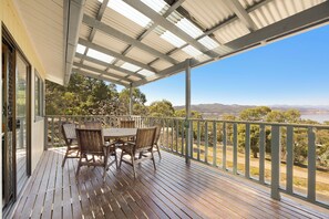 Deluxe Cabin - Sleeps 6 | Balcony - Reflections Burrinjuck Waters - Holiday Park (Burrinjuck)