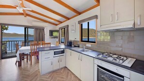 Hytte – superior (Superior Cabin 6pax) | Eget kjøkken | Mikrobølgeovn, kokeplater, brødrister og kjøkkenutstyr