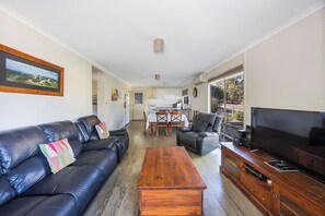 高級小屋 (Superior Cabin 5pax) | 起居區 | 28-吋電視，提供數位頻道