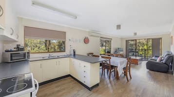 Superior Cabin - Sleeps 5 | Private kitchen | Microwave, stovetop, toaster, cookware/dishes/utensils