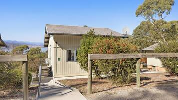 Deluxe Cabin - Sleeps 6 | Garden view