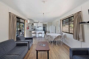 標準小屋, 2 間臥室 (Standard Cabin 7pax) | 起居區 | 28-吋電視，提供數位頻道
