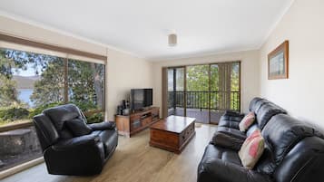 Superior Cabin - Sleeps 5 | Living area