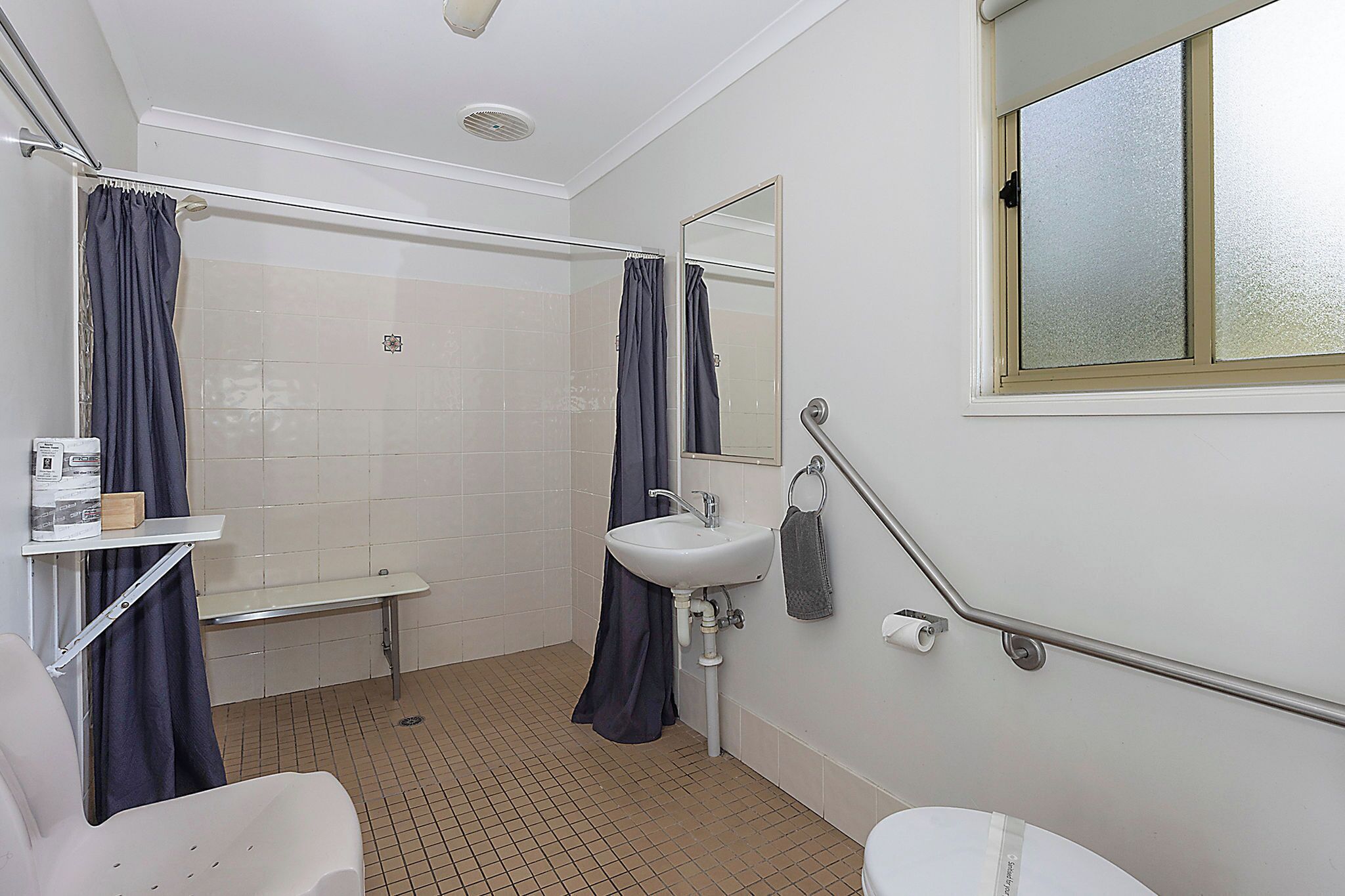 Un baño con ducha, lavabo e inodoro.