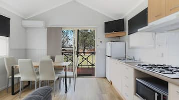 Deluxe Cabin - Sleeps 7 | Living area
