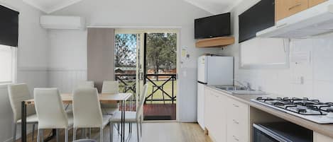 Hytte – deluxe (Sleeps 7) | Oppholdsområde | En 32-tommers Flatskjerm-TV med kabel-kanaler samt TV