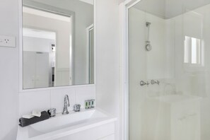 Deluxe Cabin - Sleeps 7 | Bathroom | Shower, rainfall showerhead, hair dryer, towels - Reflections Copeton Waters - Holiday Park (Copeton)