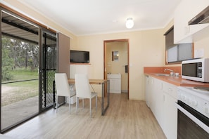 Private kitchen - Reflections Copeton Waters - Holiday Park (Copeton)