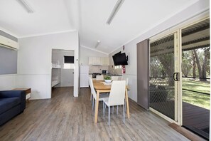 Cabane Deluxe (Sleeps 6 - Accessible) | Salle à manger
