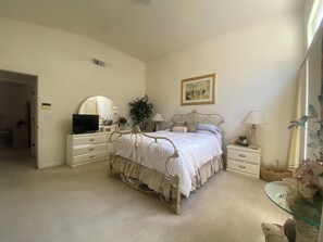 2 makuuhuonetta, silitysrauta/-lauta, Wi-Fi, vuodevaatteet