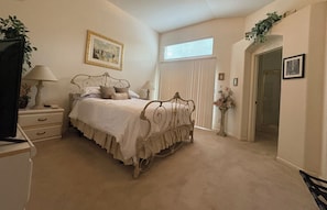 2 bedrooms, iron/ironing board, WiFi, bed sheets - A Quiet, Home Away from Home! (Fresno)