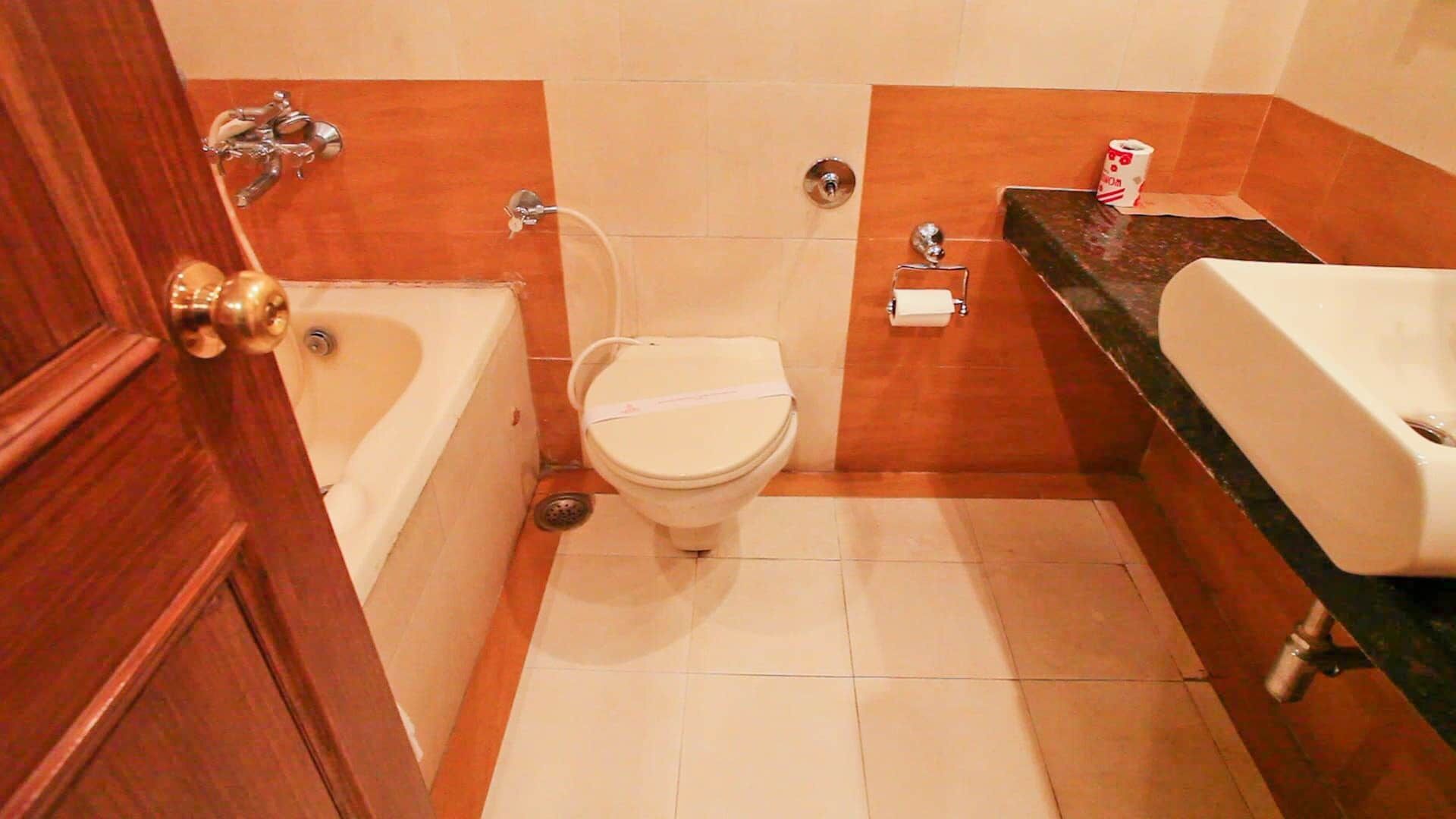 Un baño pequeño con inodoro, lavabo y bañera.