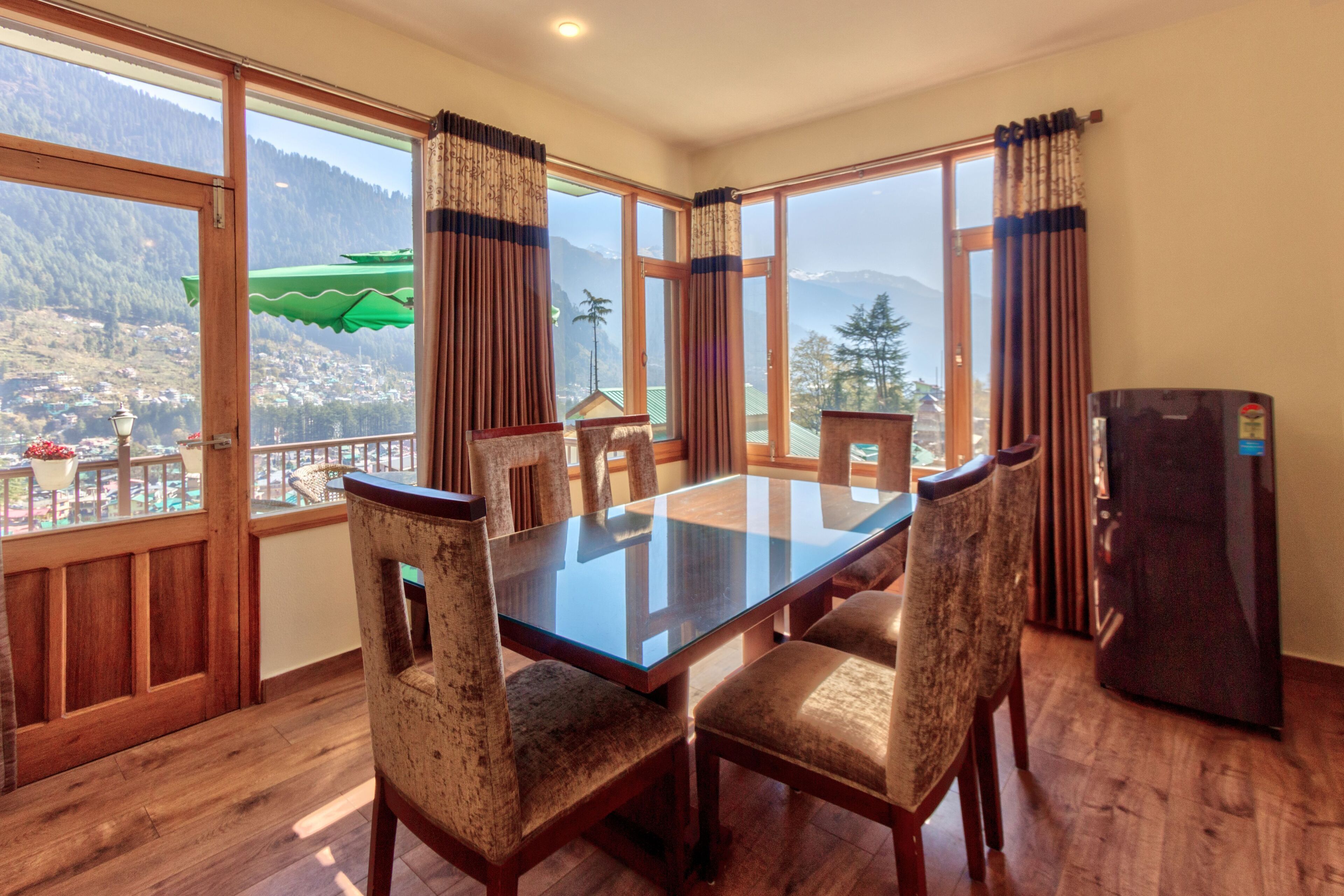 2 Room Cottage | Living area | 32-inch flat-screen TV with cable channels, TV