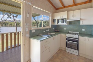 Cabane Standard, 2 chambres (Shady Bay) | Cuisine privée | Grand réfrigérateur, micro-ondes, four, plaque de cuisson