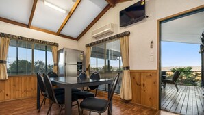 Hytte – superior (Sleeps 8) | Spisestue