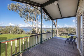Deluxe Cabin - Sleeps 7 | Terrace/patio - Reflections Lake Burrendong - Holiday Park (Mumbil)