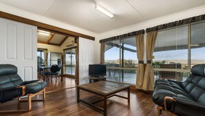 Hytte – superior (Sleeps 8) | Oppholdsrom | En 55-tommers Flatskjerm-TV med Parabol-TV samt TV og Netflix
