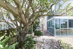 Property grounds - Lovely 2BR Riverfront Condo New Farm (New Farm)