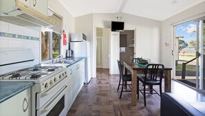 Kabin Standar (Sleeps 4) | Dapur pribadi | Lemari es, kompor, dan peralatan masak/sendok-piring