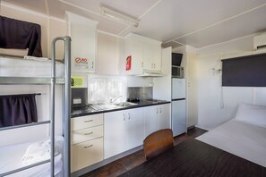 Refrigerador, placa de cocina, utensilios de cocina