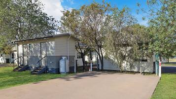 Economy Cabin - Sleeps 4 (with ensuite) | Terrace/patio