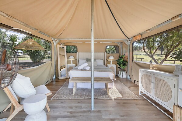 Tenda Deluks | Tirai kedap cahaya dan seprai linen