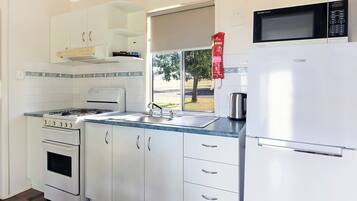 標準小屋 (Sleeps 4) | 私人廚房 | 電冰箱、爐台、鍋具/餐盤/廚房用品