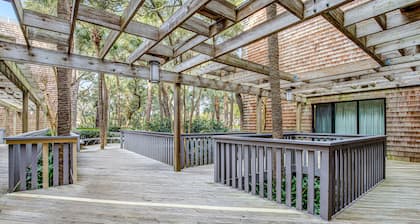 Condominio encantador cerca del océano con canchas de tenis compartidas y cerca del golf.